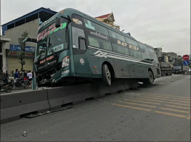 Va chạm với xe máy, xe khách leo lên giữa dải phân cách - 1
Xe khách leo lên dải phân cách cứng sau cú va chạm với xe máy