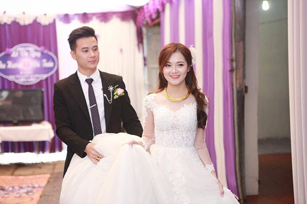 “Hot girl dân tộc” Thu Hương đẹp rạng ngời trong ngày cưới - 5
Chia sẻ với PV Dân trí, Thu Hương từng nói “Em chọn Tuấn vì anh là một người trưởng thành, điềm đạm, lúc nào cũng nhẹ nhàng, dịu dàng và quan tâm, bảo vệ em. Một người đàn ông thông minh, biết cư xử với mọi người. Em nghĩ mình lựa chọn đúng”.