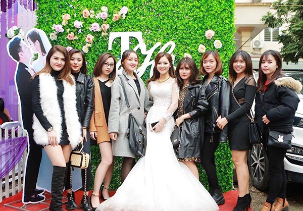 “Hot girl dân tộc” Thu Hương đẹp rạng ngời trong ngày cưới - 7 Đám cưới của Thu Hương được tổ chức tại gia, với sự tham dự đông đủ của gia đình, họ hàng và bạn bè.