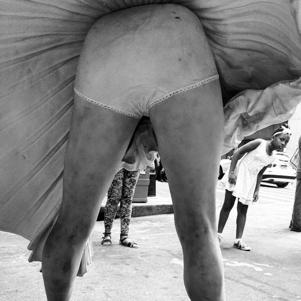 Bức ảnh với tiêu đề “sự tò mò của trẻ em” do Szymon Felkel (Ba Lan) chụp tại Quảng trường Thời đại đã giành giải nhất ở hạng mục “Trẻ em”.