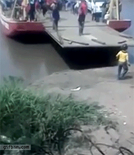 Loạt ảnh động siêu hài hước giúp “nạp năng lượng” cho tuần làm việc mới - 10 Đôi khi sự sống và cái chết chỉ cách nhau một gang tấc