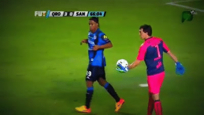 Một pha xử lý bóng đầy ma mãnh của “phù thủy” Ronaldinho