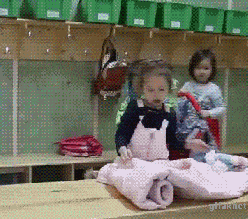 Loạt ảnh động siêu hài hước giúp “nạp năng lượng” cho tuần làm việc mới - 14 Làm sao để mặc áo khoác thật nhanh?