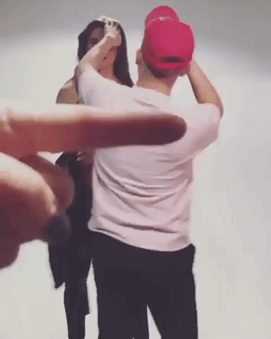 “Cười thả ga” đón tuần làm việc mới với loạt ảnh động siêu hài hước - 15 “Ngón tay vô duyên” khiến nhiều người bức xúc