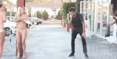 “Hắt xì hơi là áo quần rơi”