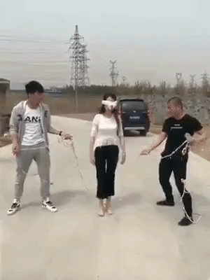 "Cười hết nấc" trong ngày nghỉ lễ với bộ sưu tập ảnh động siêu hài hước - 2 Chết cười màn trêu đùa bạn gái của hai chàng trai