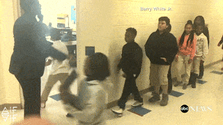 Thầy giáo với những kiểu chào đặc biệt cho các học sinh của mình