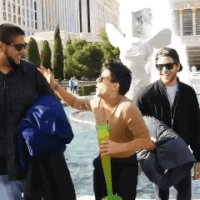 “Phối hợp nhóm” để qua mặt bạn gái khi đang trốn đi chơi mà nói dối là ốm ở nhà