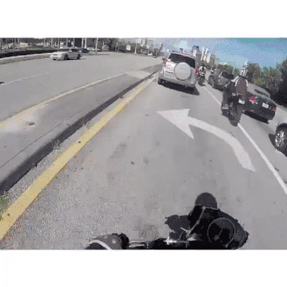 "Cười hết nấc" trong ngày nghỉ lễ với bộ sưu tập ảnh động siêu hài hước - 6 Khi bạn đang phạm luật giao thông mà lại gặp ngay xe cảnh sát...