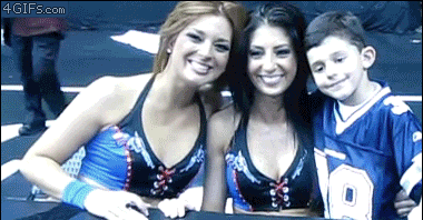 
Bé cũng như ai trước gái đẹp.
