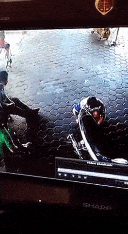 “Siêu nhân” phản ứng cực nhanh cứu hai em bé khỏi bị xe tông