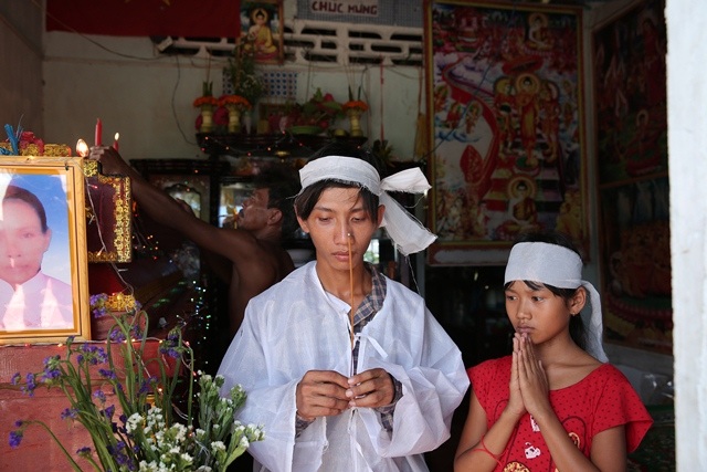 "Ba mẹ chết rồi, hai anh em con không biết sống sao đây ?!" - 1 Hai anh em Thái và Quyên trong ngày đám tang mẹ