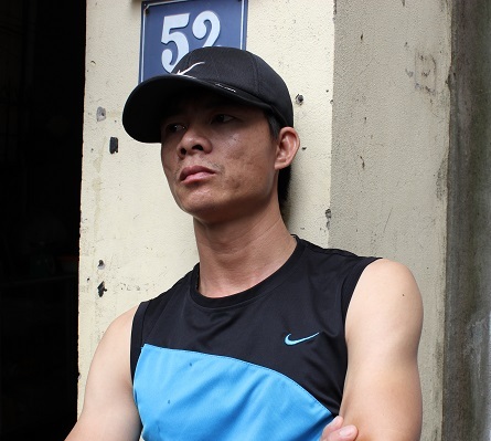 Vụ cháy 4 người chết: Thảm họa trong ngôi nhà một lối thoát - 2
Anh Hùng đau buồn trước sự ra đi của cả gia đình người hàng xóm.