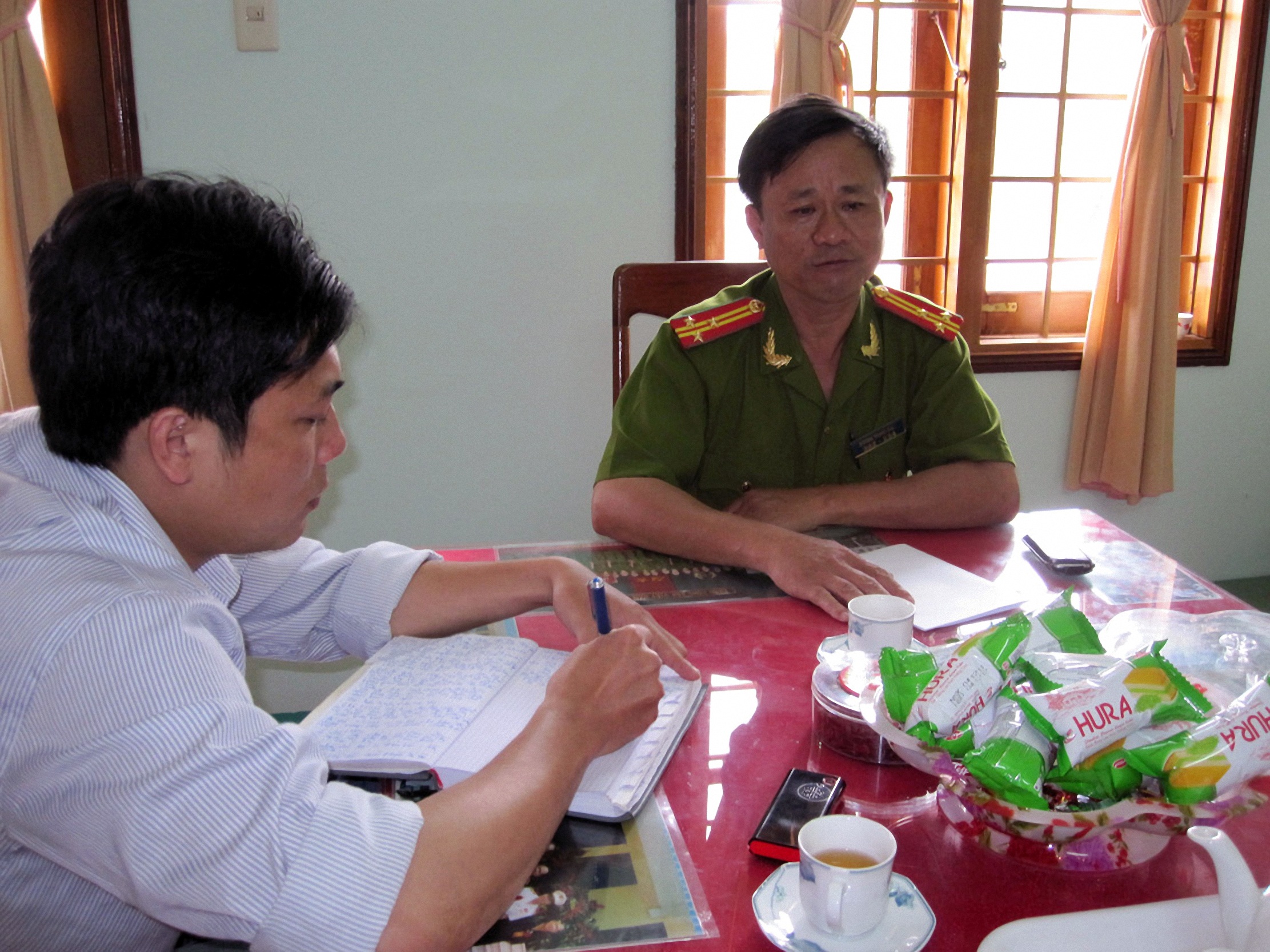 ảnh làm việc với trưởng phòng cảnh sát phòng cháy chữa cháy, cứu nạn cứu hộ công an tỉnh gia lai