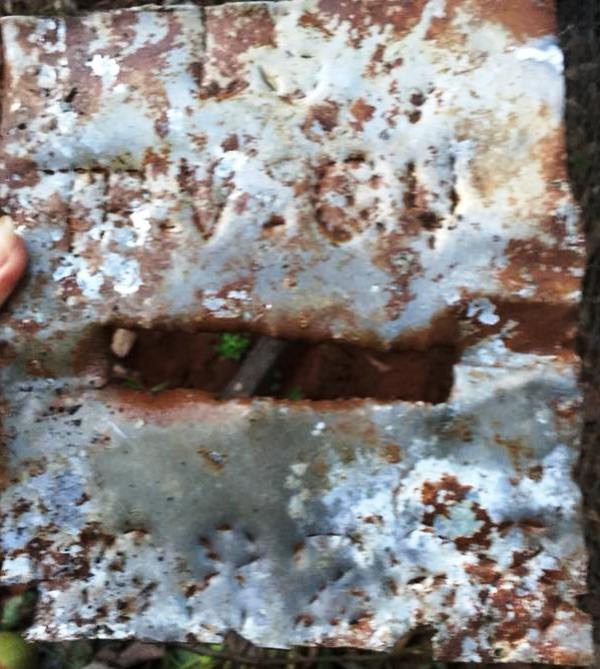 Tấm bia nhôm được tìm thấy có khắc chữ