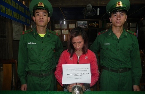 Bị bắt khi đang "ôm" gần 1kg ma túy ở bìa rừng - 1 Đối tượng Thanh và tang vật tại cơ quan điều tra.