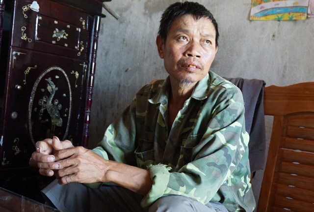 Xót xa gia đình cả năm không mấy khi được ăn cơm có thịt - 3 Mắc căn bệnh xơ gan cổ trướng, xuất huyết dạ dày, anh Nguyệt mất hết sức lao động, uống thuốc lá cầm cự cơn đau