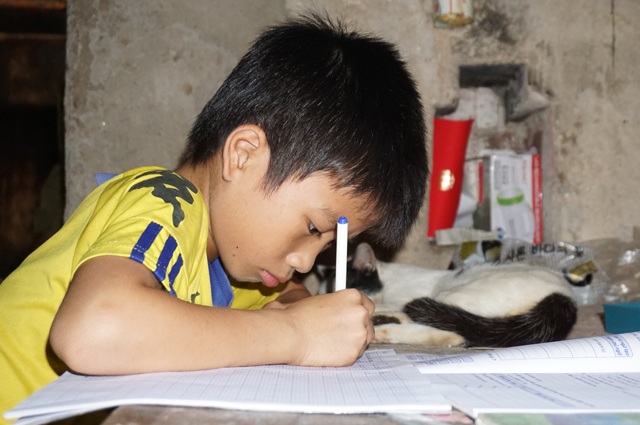 Xót xa gia đình cả năm không mấy khi được ăn cơm có thịt - 6 9 tuổi, bé Phúc chỉ nặng như trẻ lên 4. Con đường học hành của cậu bé cũng khó có thể kéo dài như gia đình quá nghèo