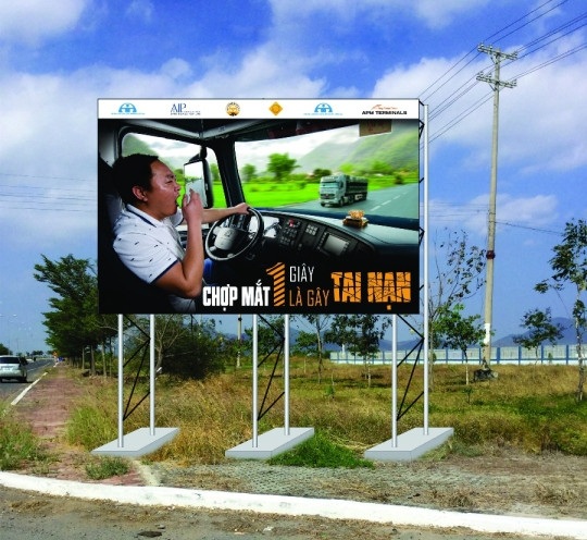 Lắp pano giúp tài xế chống mệt mỏi, buồn ngủ khi lái xe - 1 Pano được lắp trên đường nhằm tuyên truyền tới các tài xế lái xe, chống mệt mỏi, buồn ngủ khi lái xe