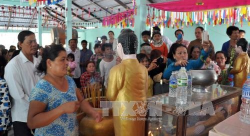 Đổ xô đi xem ảnh “Phật tỏa hào quang” vì tin lời đồn - 2