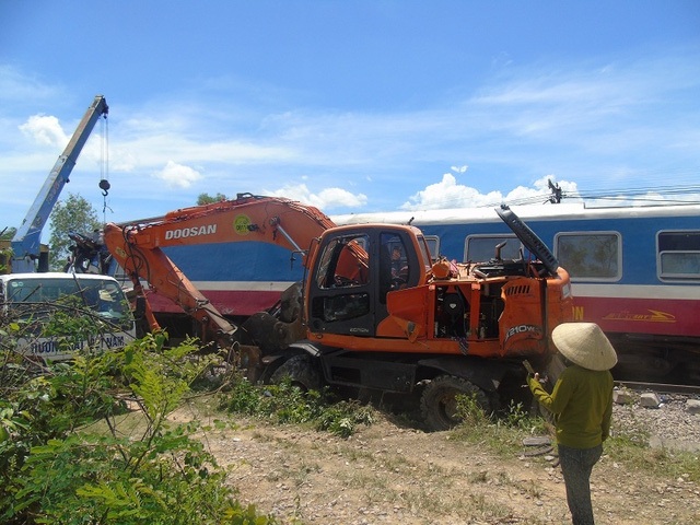 Khởi tố vụ tàu hỏa bị lật do va chạm với máy xúc tại Quảng Bình - 1 Tàu SE3 va chạm với một chiếc máy xúc công trình
