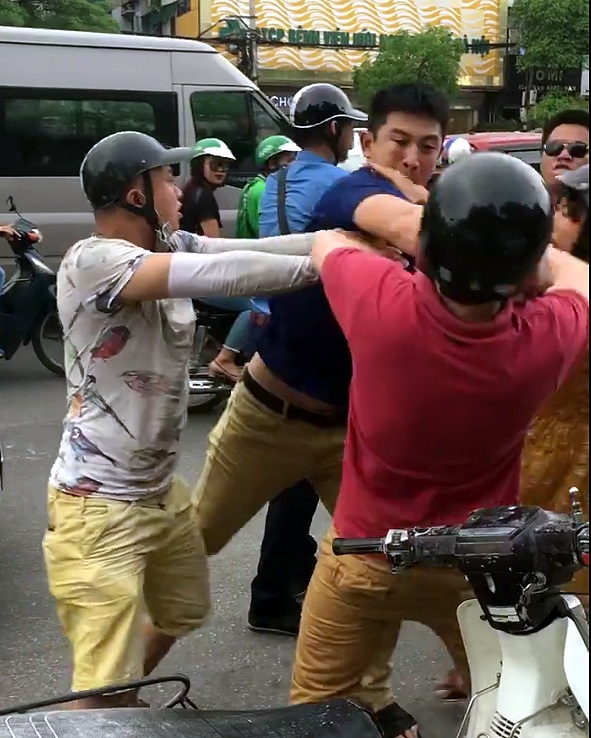 
Hình ảnh một vụ hành hung thanh niên ngoại quốc trên phố Trần Khát Chân đang gây xôn xao dư luận.
