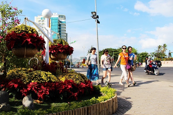 Nha Trang: Hội hoa Xuân Tết Mậu Tuất kéo dài 2 tuần phục vụ du khách - 1 Đường Trần Phú (TP Nha Trang, Khánh Hòa) trong dịp Tết Nguyên đán