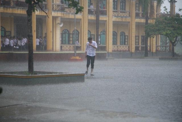Đề Toán khá dài, có tính phân loại cao - 16 Thi sinh đội mưa ra khỏi điểm thi (ảnh: Đức Văn)