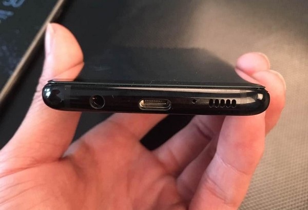 Thêm hàng loạt ảnh thực tế rõ nét bộ đôi Galaxy S8 và S8+ bị rò rỉ - 3 Giắc cắm phone 3,5mm vẫn được giữ lại trên sản phẩm. Bên cạnh là cổng USB Type-C