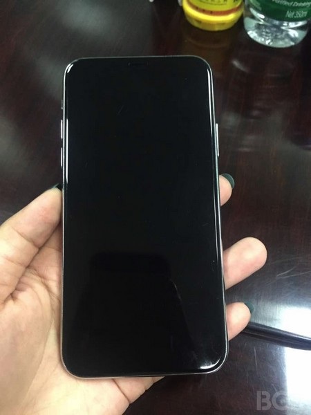 Lần đầu tiên lộ diện ảnh rõ nét nguyên mẫu thực tế của iPhone 8 - 1 Ảnh thực tế nguyên mẫu của iPhone 8 không còn thấy sự hiện diện của nút Home ở mặt trước