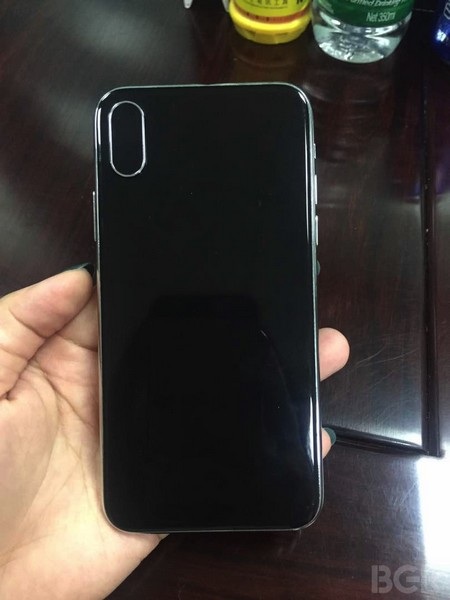 Lần đầu tiên lộ diện ảnh rõ nét nguyên mẫu thực tế của iPhone 8 - 3 Cụm camera kép ở mặt sau sản phẩm được bố trí theo chiều dọc