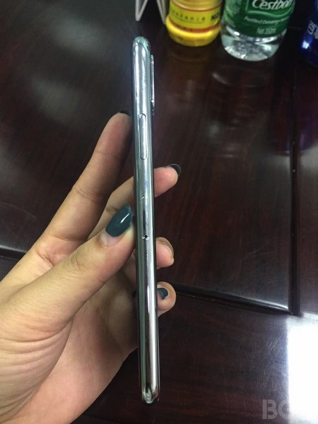 Lần đầu tiên lộ diện ảnh rõ nét nguyên mẫu thực tế của iPhone 8 - 5 Khung viền bằng chất liệu thép không rỉ