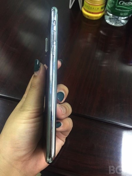 Lần đầu tiên lộ diện ảnh rõ nét nguyên mẫu thực tế của iPhone 8 - 4 Lần đầu tiên lộ diện ảnh rõ nét nguyên mẫu thực tế của iPhone 8 - 4