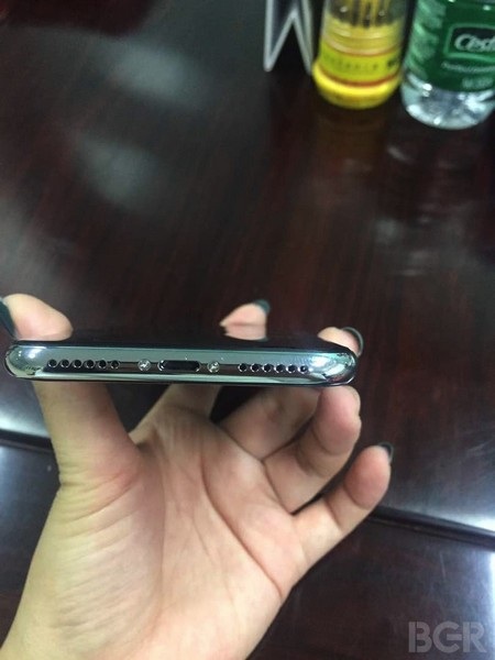Lần đầu tiên lộ diện ảnh rõ nét nguyên mẫu thực tế của iPhone 8 - 6 Cạnh dưới của sản phẩm. Giắc cắm phone 3,5mm vẫn bị loại bỏ trên phiên bản này