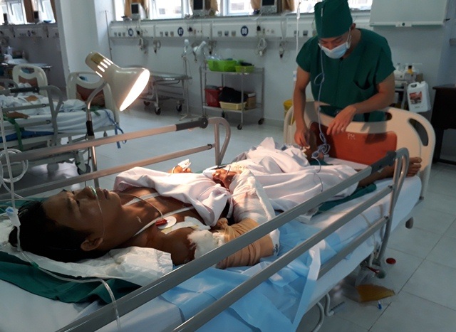 Người đàn ông nghèo bị máy cắt rơm cắt lìa cẳng tay phải - 2 Bệnh nhân Tuấn đã được nối canh tay nhưng chưa tiên lượng được