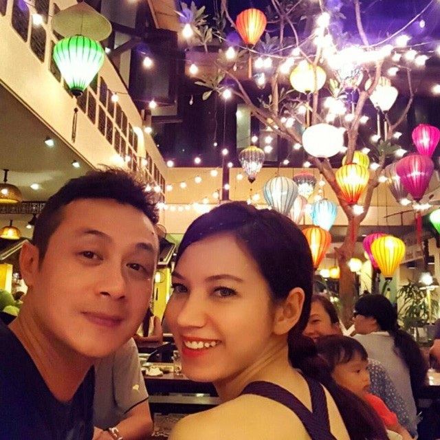 Nhan sắc ngỡ ngàng của vợ MC Anh Tuấn; “Em bé Hà Nội” thuở chưa “dao kéo” - 1 Sở hữu gương mặt xinh đẹp, Hồng Nhung - vợ kém 14 tuổi của MC Anh Tuấn nhận được nhiều lời khen ngợi từ phía cộng đồng. Hồng Nhung từng là thí sinh lọt chung kết cuộc thi Hoa hậu Việt Nam 2008.