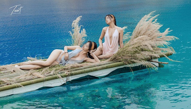 Hải Phòng rào kín “Tuyệt tình cốc”, cấm mọi hoạt động quay phim chụp ảnh - 2
Hình ảnh hai tiên nữ ở Tuyệt tình cốc có thể làm dấy lên phong trào quay phim, chụp ảnh tại đây, rất nguy hiểm. (Trong ảnh, 2 cô gái nằm trên bè tự chế thả trôi giữa lòng hồ sâu tới 40 mét)