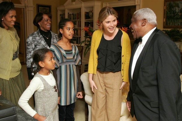 Ảnh hiếm về hai tiểu thư nhà Obama lần đầu đặt chân tới Nhà Trắng - 1
Báo Buzzfeed cho biết, Jenna Bush Hager, con gái cựu Tổng thống George W.Bush hôm 13/1 đã chia sẻ những bức ảnh về cuộc tiếp đón hai tiểu thư nhà Obama lần đầu tới Nhà Trắng vào năm 2008. Trong ảnh: Con gái Tổng thống Bush giới thiếu Malia và Sasha với các nhân viên Nhà Trắng. (Ảnh: WhiteHouse)