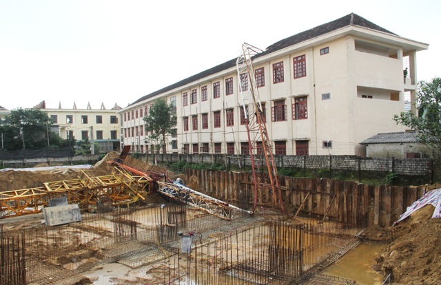 Khởi tố các bị can vụ cần cẩu sập đè chết 1 học sinh - 3 Dù đã triển khai thi công từ tháng 6/2016 nhưng hiện công trình chung cư và biệt thự liền kề Trường Thành 2 vẫn chưa được cấp phép xây dựng.