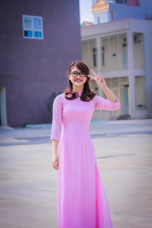 Nữ sinh kỹ thuật tươi như hoa khiến người đối diện "mê mẩn" - 4 Nữ sinh kỹ thuật tươi như hoa khiến người đối diện "mê mẩn" - 4