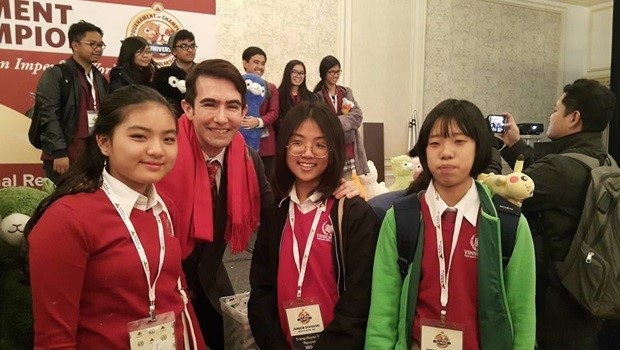 Vinschool đăng cai Cuộc thi “The World Scholar’s Cup 2017” vòng loại thế giới - 4 Nguyễn Minh Diệp và Nguyễn Vũ Huyền Trang (từ phải qua trái) - hai học sinh Vinschool đã giành Huy chương vàng thành tích cá nhân trong Vòng chung kết tổ chức tháng 11/2016 tại Đại học Yale (Hoa Kỳ). Các em chụp ảnh với ông Daniel Berdichevsky - người sáng lập và khởi xướng cuộc thi.