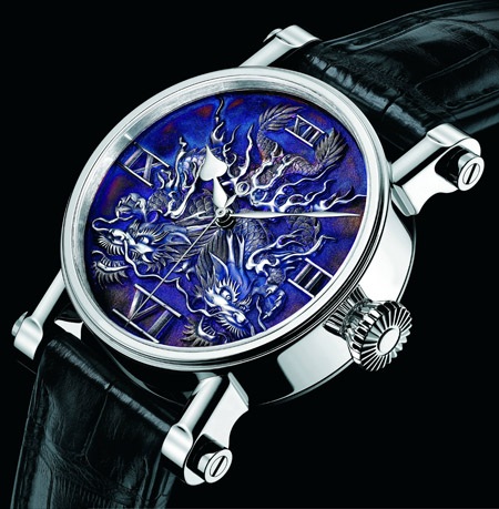 Tác phẩm Speake-Marin Dream Time bước ra từ trong giấc mơ của một nhà sưu tập Châu Á, mặt số điêu khắc hình Song Long trên nền vàng trắng cuốn mình vào nhau hướng mặt ra hai bên, sau đó được xử lý ô-xi-hóa một lớp bạc Đức để tạo ra màu xanh tím huyền bí. Chiếc đồng hồ này có bộ kim và thân vỏ bằng được chế tác tinh xảo bằng vàng trắng nguyên khối 18K.