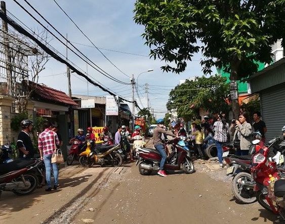 Vụ bảo mẫu bạo hành trẻ kinh hoàng: “Tôi nghẹn đắng, không ăn uống nổi” - 6
Người dân, phụ huynh vô cùng bức xúc với việc bạo hành trẻ dã man tại cơ sở Mầm Xanh
