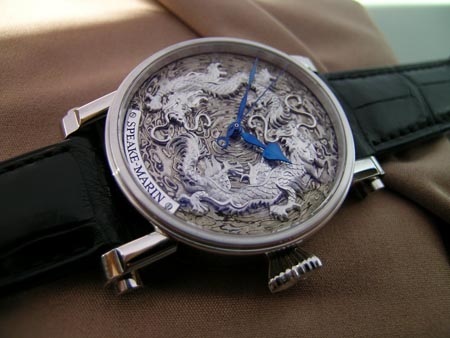Tác phẩm Speake-Marin Fighting Time chế tác theo yêu cầu của một nhà sưu tập Nhật Bản, mặt số điêu khắc họa tiết Song Long Hỗn Chiến bằng bạc Đức trên nền thép Mokume Gane, đây là một loại thép nổi tiếng với các hoa văn độc nhất vô nhị do nghệ nhân Denbei Shoami (1651-1728) phát minh vào thế kỉ thứ 17, thân vỏ chiếc đồng hồ bằng Platiunum 950 nguyên khối.