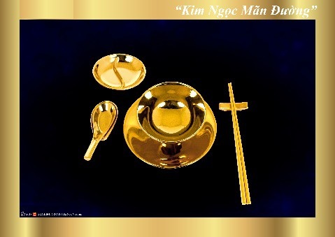 Tận hưởng năm mới sang trọng như ở Dubai tại Đà Nẵng - 6
Bộ bát đĩa “Kim Ngọc Mãn Đường” phủ vàng 24K