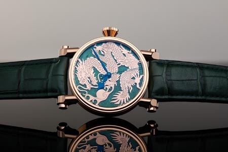 Tác phẩm Speake-Marin Dragon Jade thuộc sở hữu của một nhà sưu tập Hà Nội, biểu tượng Rồng vàng trên nền ngọc Phỉ Thúy Xanh (một loại ngọc quý đặc biệt yêu thích của vua Khang Hy) mang ý nghĩa phong thủy đại diện cho sự thịnh vượng. Họa tiết Rồng cuộn ngọc được chế tác đặc biệt tinh xảo với mỗi nét chạm nhỏ hơn sợi tóc trên bề mặt vàng khối 18K dày chỉ 1mm.