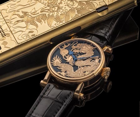 
Tác phẩm Speake-Marin Dragon Onyx hiện đang được trưng bày tại Miluxe Boutique Vietnam, họa tiết Rồng vàng trên nền ngọc Onyx đen mang ý nghĩa phong thủy về việc bảo vệ và sức khỏe trường tồn. Viêc chế tác 2 loại ngọc quý này rất khó và dễ vỡ bởi tính cứng giòn của ngọc cùng yêu cầu phần nền rất phỏng để đảm bảo mặt số không bị dày.
