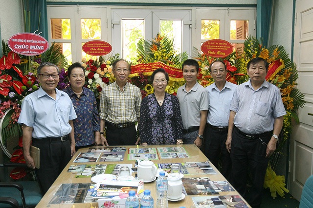 
Chủ tịch Trung ương Hội Khuyến học Việt Nam Nguyễn Thị Doan chúc mừng báo Dân trí trong ngày Báo chí Cách mạng Việt Nam.
