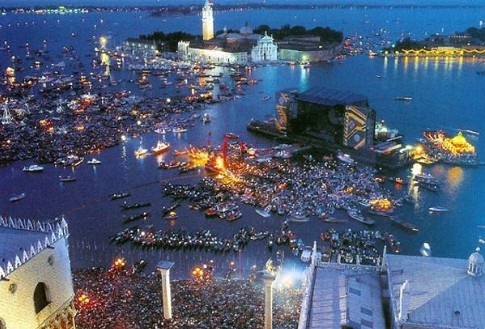 Khoảnh khắc lịch sử đặc biệt ẩn sau những bức ảnh hiếm - 10 Một buổi concert của ban nhạc rock huyền thoại Pink Floyd, tại thành phố Venice năm 1989, có thể giúp chúng ta dễ hình dung được tầm ảnh hưởng của ban nhạc này, ở thời điểm những năm 80 của thế kỷ trước.