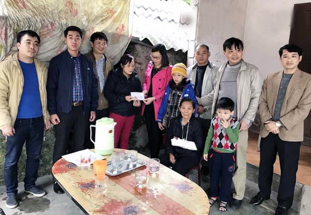 Hơn 180 triệu đến với hai hoàn cảnh bi thương xứ Nghệ - 8 Đại diện nhóm Niềm tin trao 50 triệu đồng đến gia đình chị Loan.